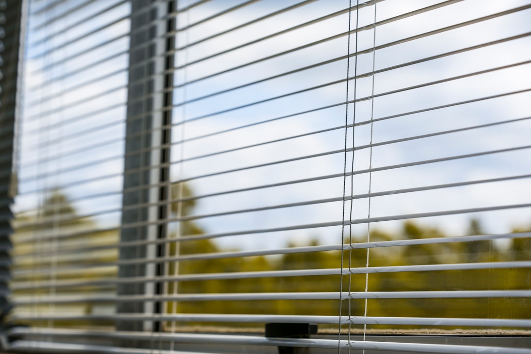 Luxaflex schoonmaken: complete gids voor raambekleding onderhoud