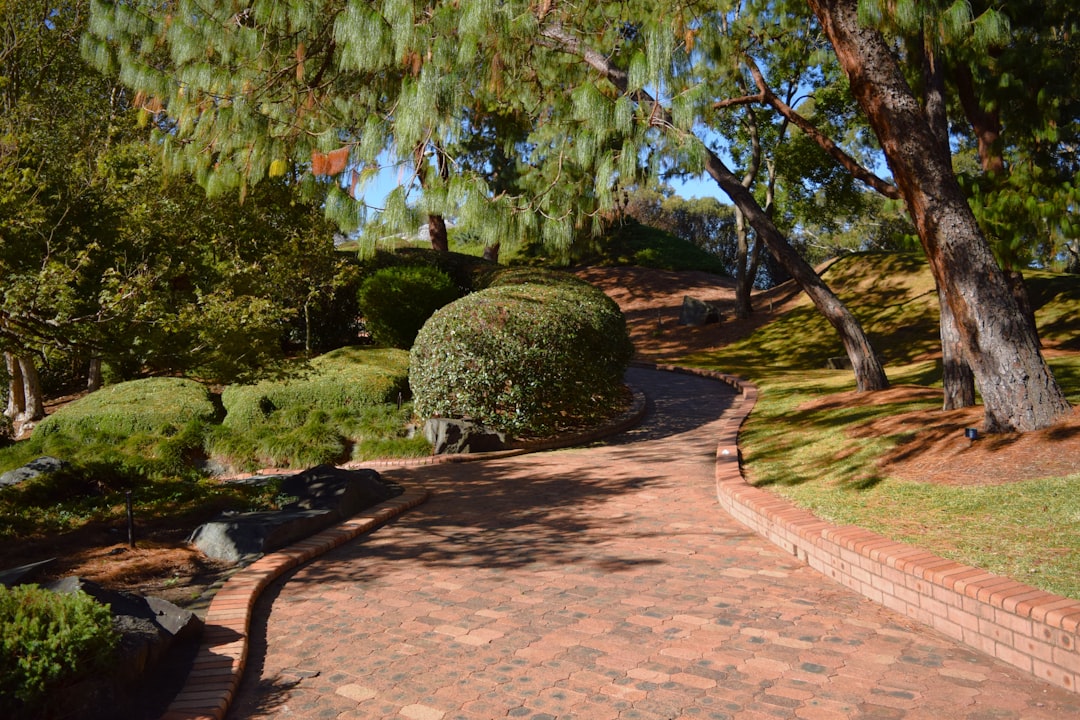Keermuur in een tuin met hoogteverschil