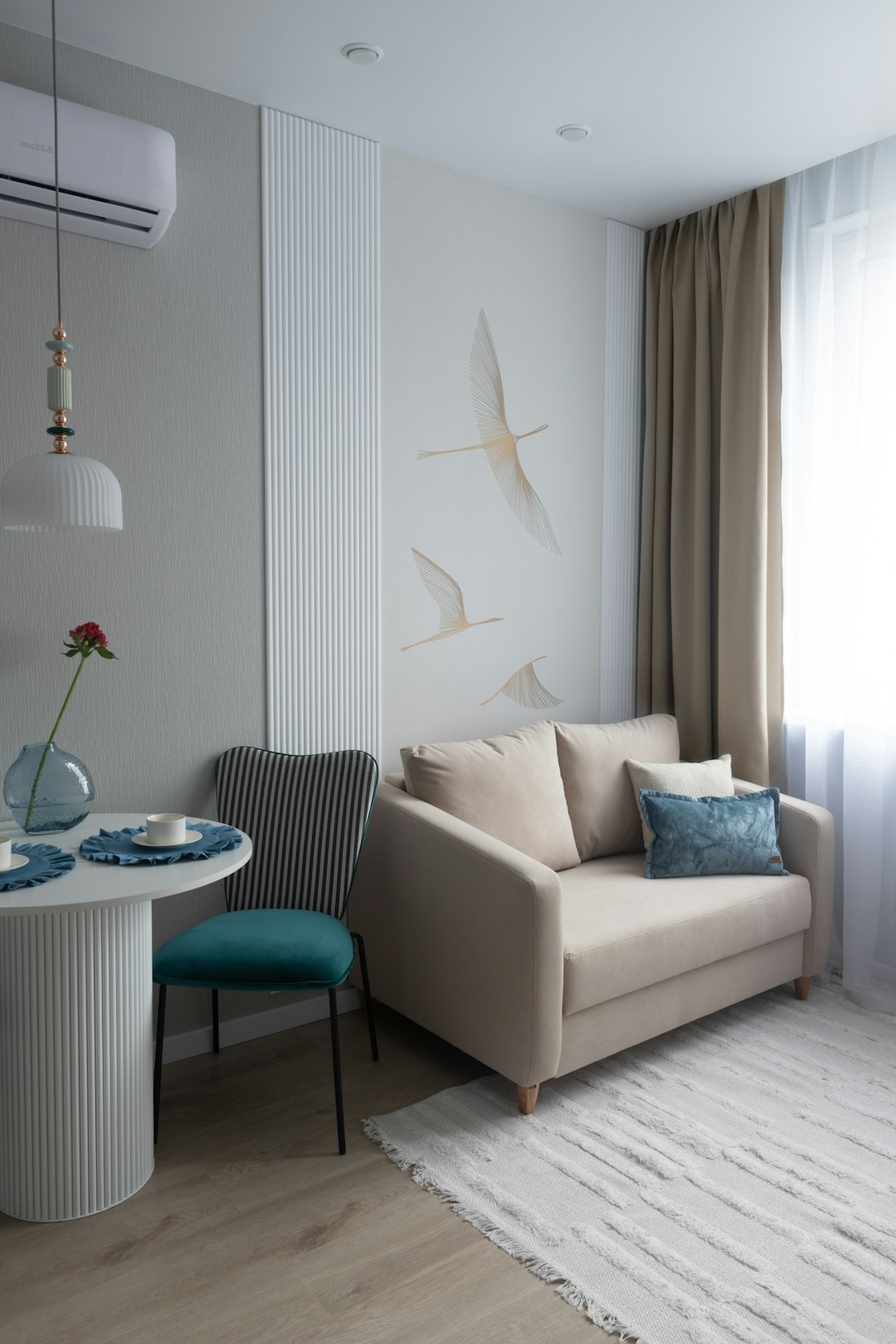 Airco in de woonkamer stijlvol verbergen: zo doe je dat
