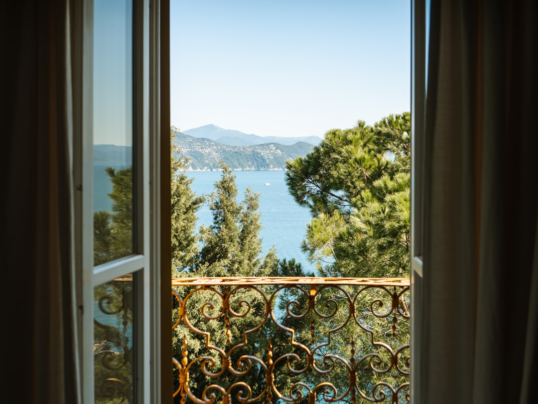 Appartement balkon met zeezicht