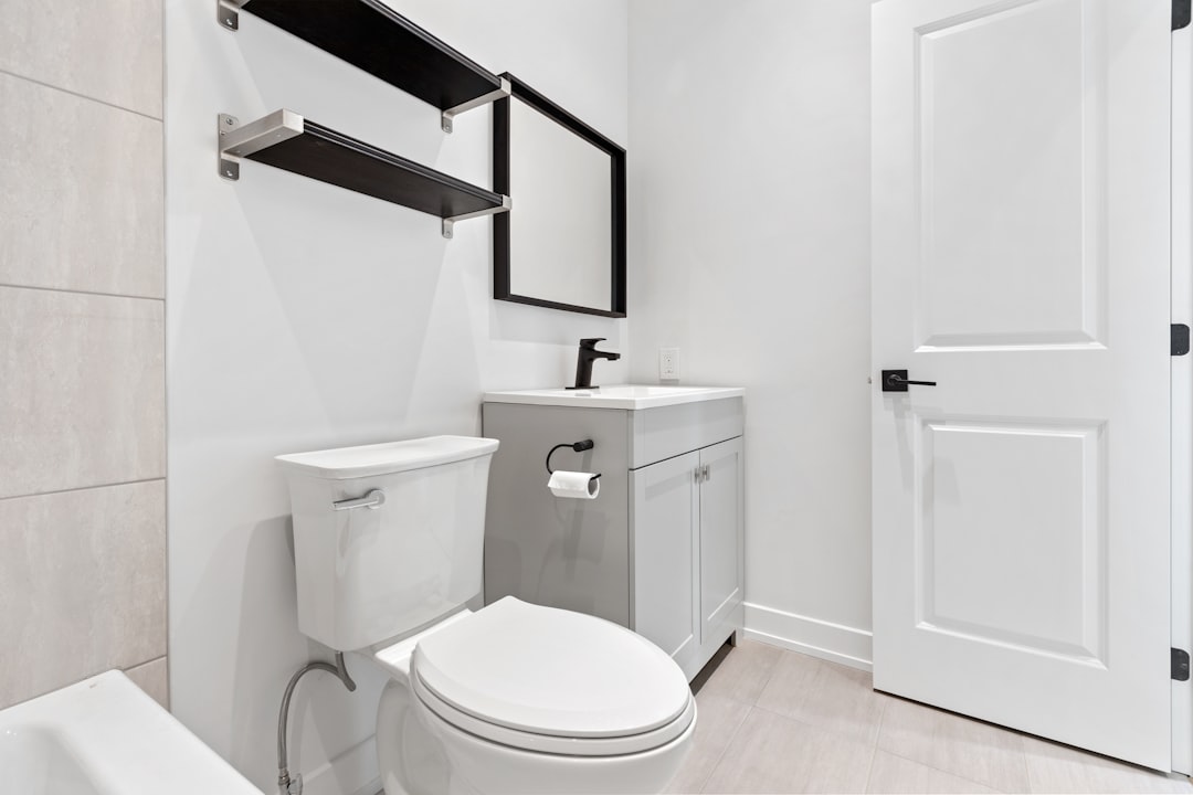 Badkamer met sanitair en leidingen