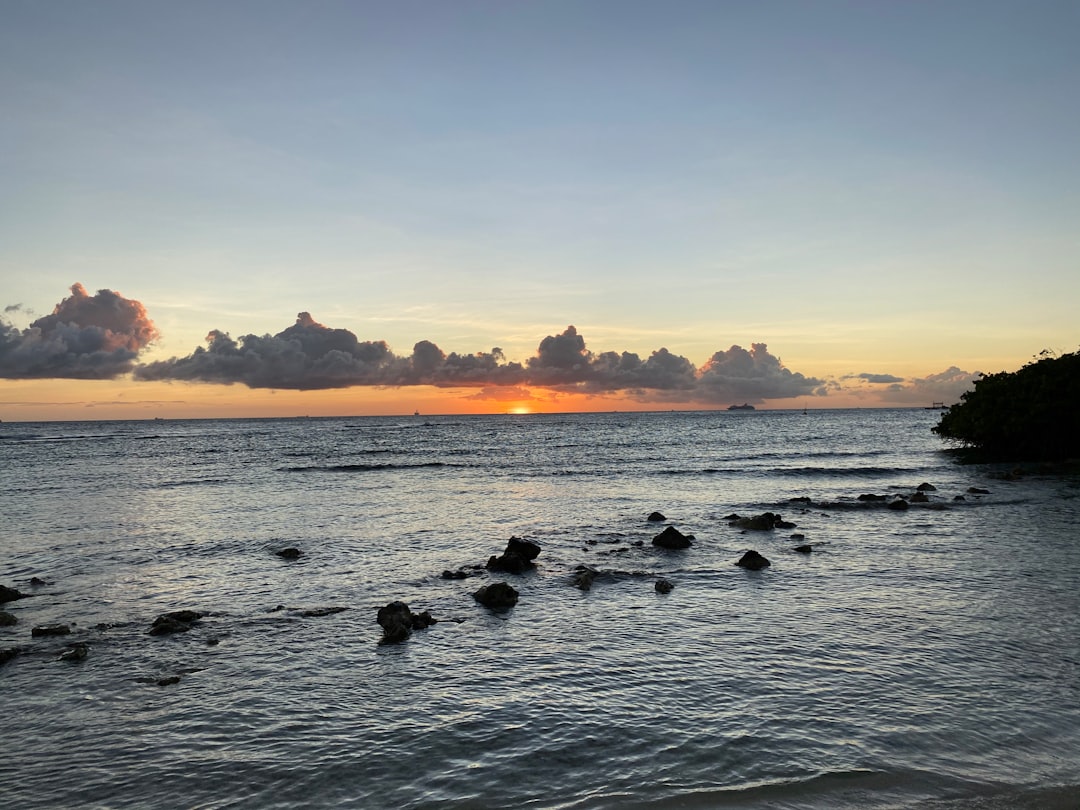 Aruba kustlijn bij zonsondergang