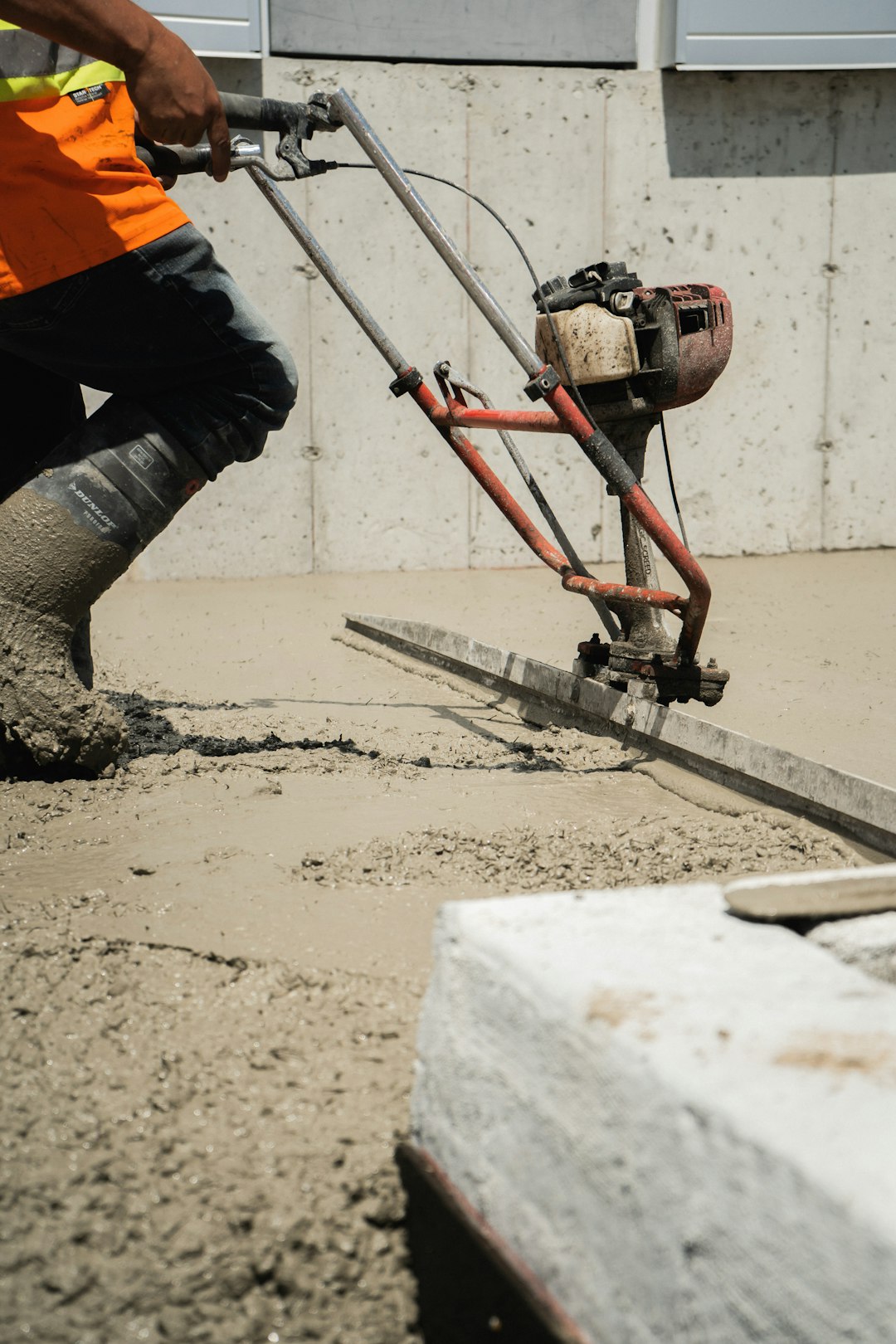 Betonvloer storten in de garage: prijs per m² en hoe je het aanpakt