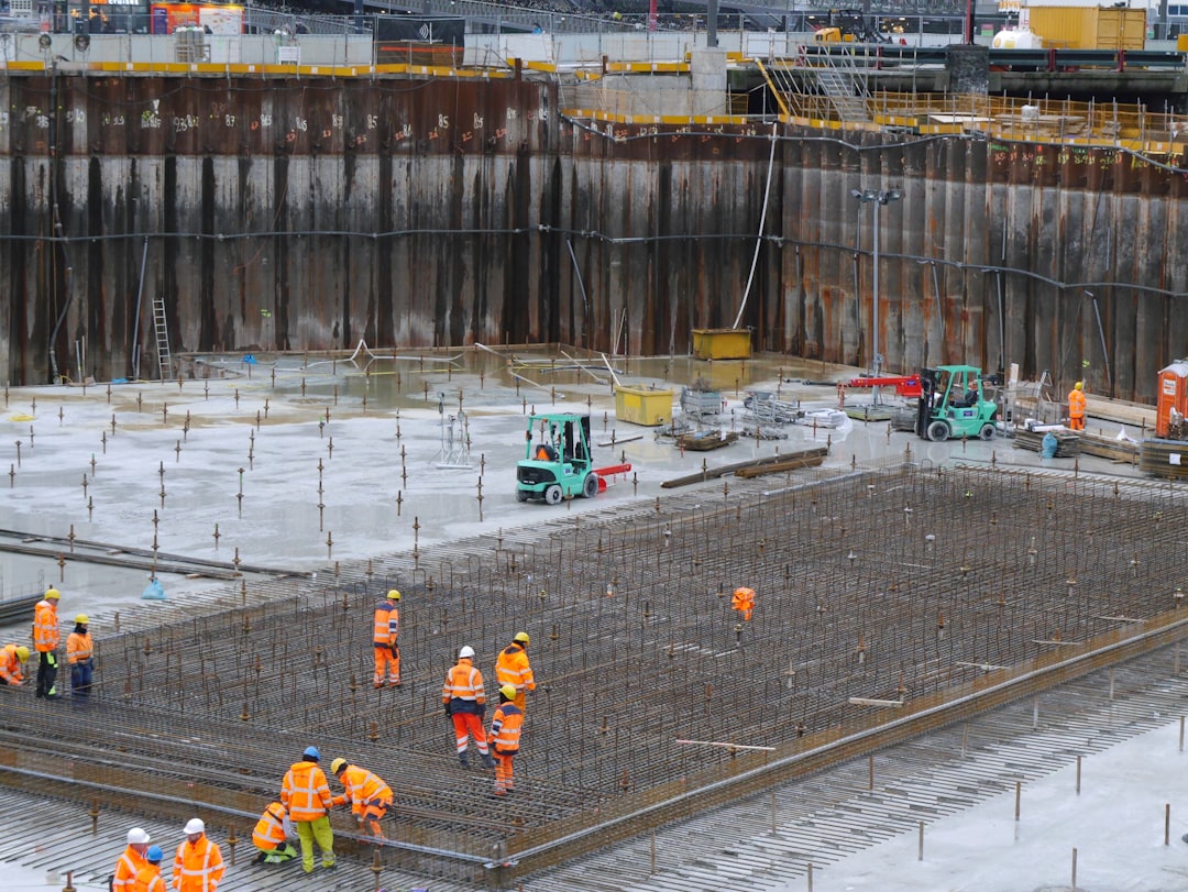 Bouwvakkers bij betonwerk