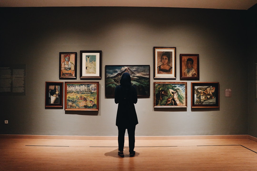 Atelier met kunstwerken aan de muur