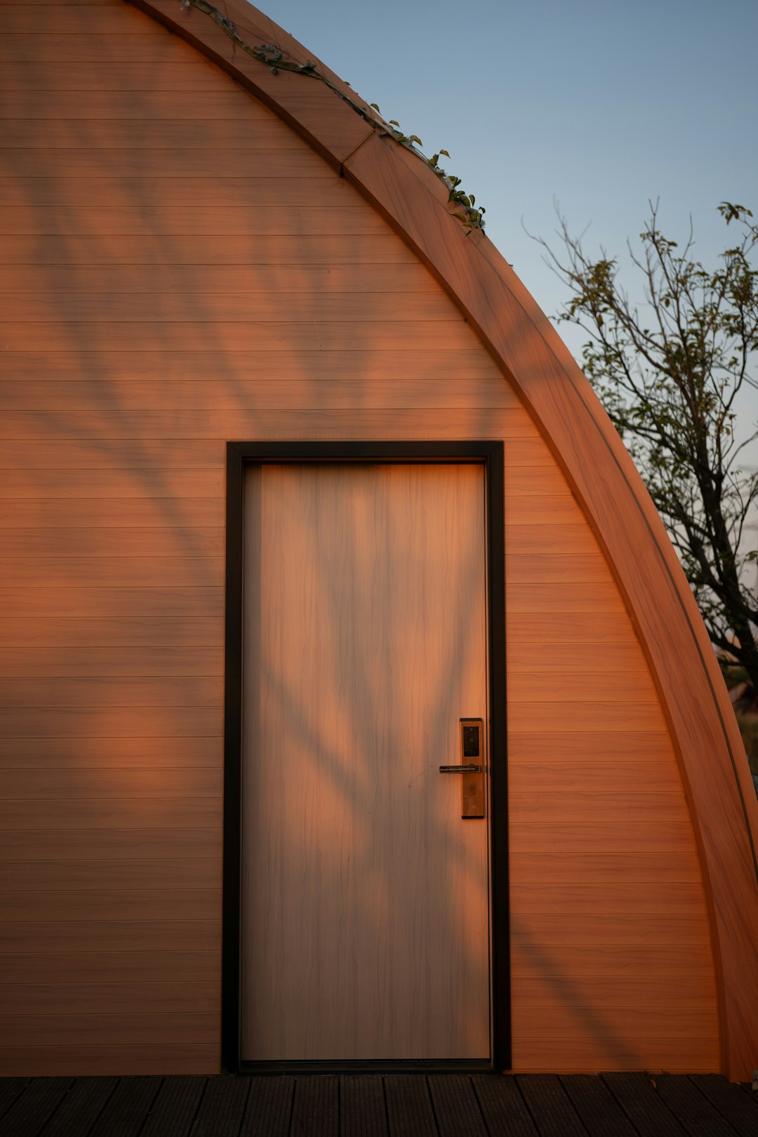 Houten deur in gevel