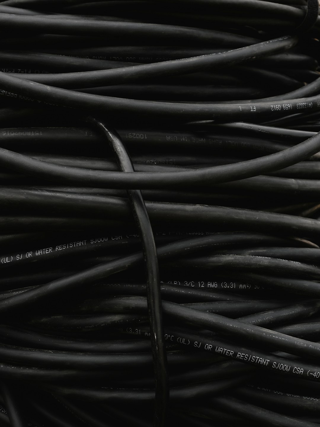 Bundel zwarte elektriciteitskabels
