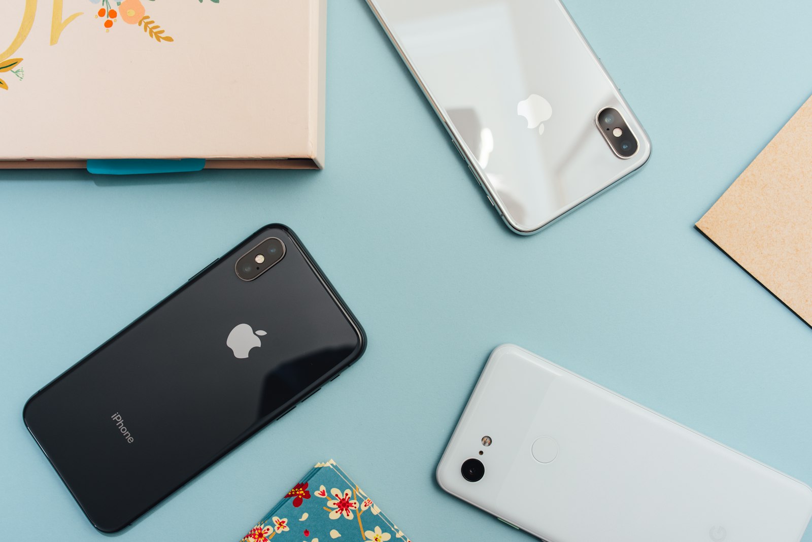 Smartphone op een houten oppervlak met een binnenkomende oproep