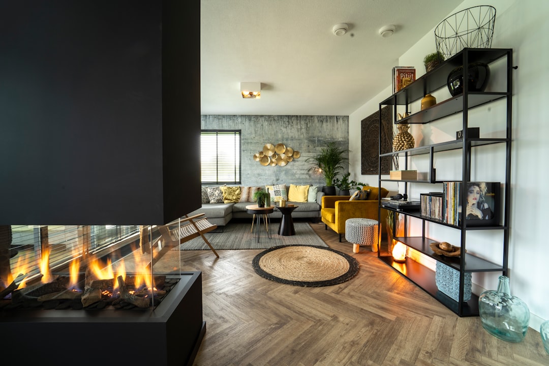Verlichte nis in moderne woonkamer