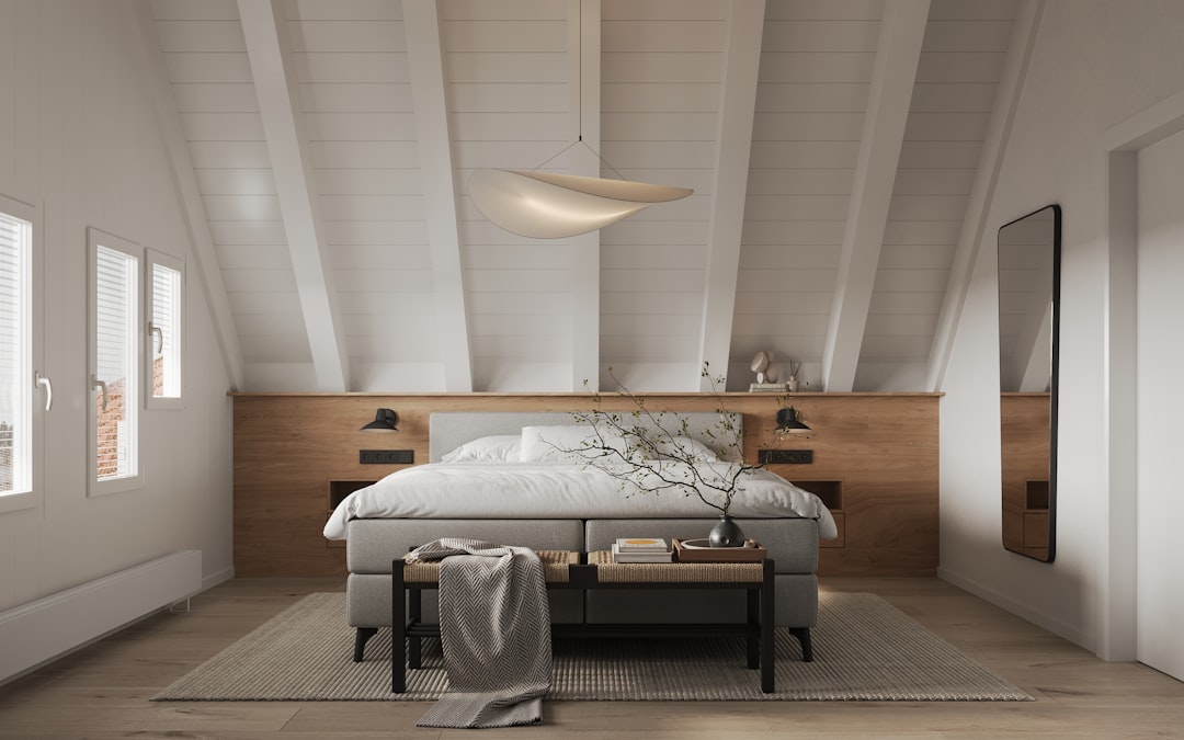 Slaapkamer met bed midden in de kamer