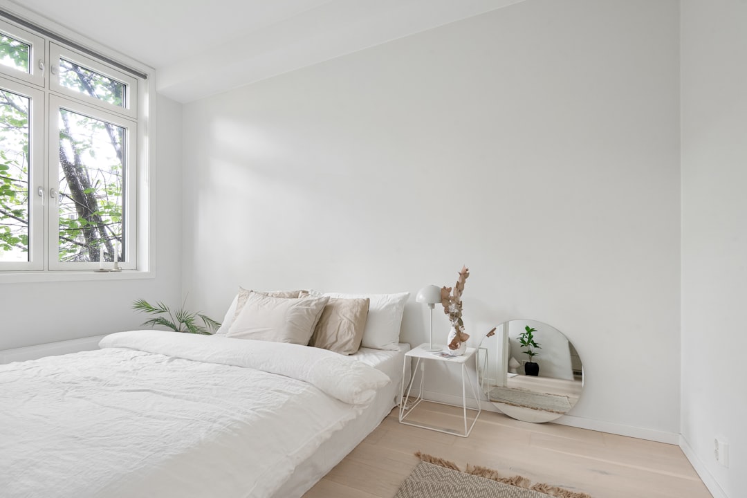 Minimalistische slaapkamer met groot raam