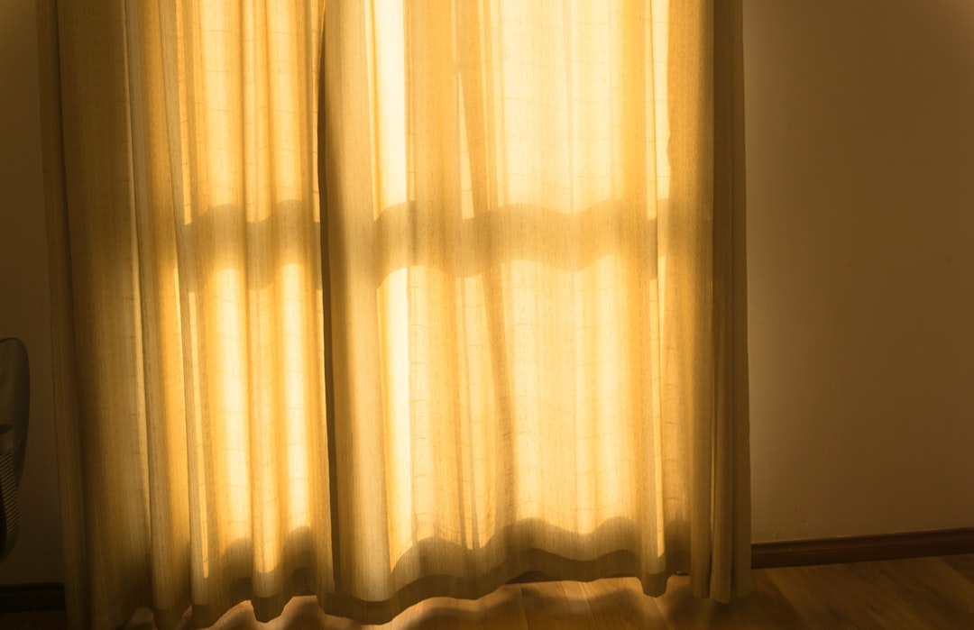 Slaapkamer met gordijn en ochtendlicht