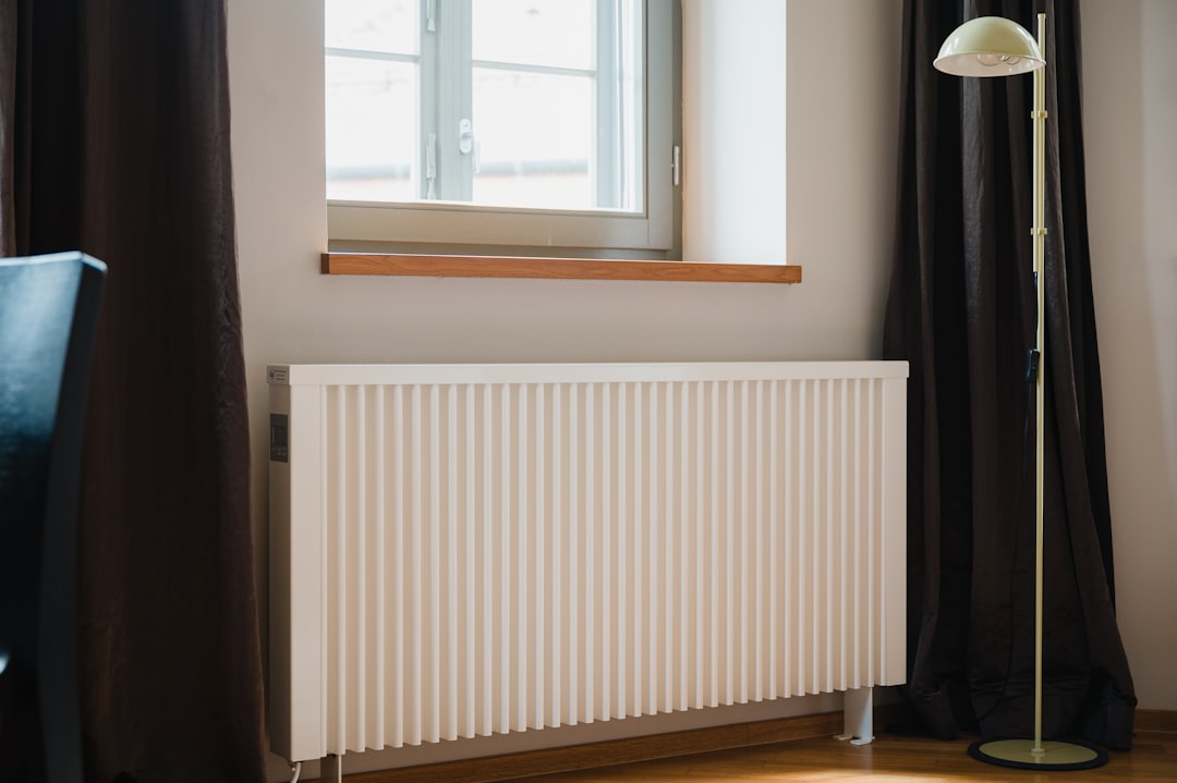 Slimme radiatorknop op een oude radiator: zo zet je ‘m erop