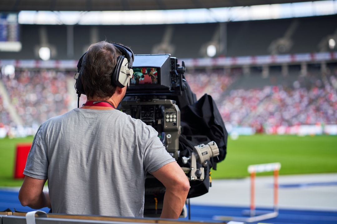 Sportjournalist met microfoon